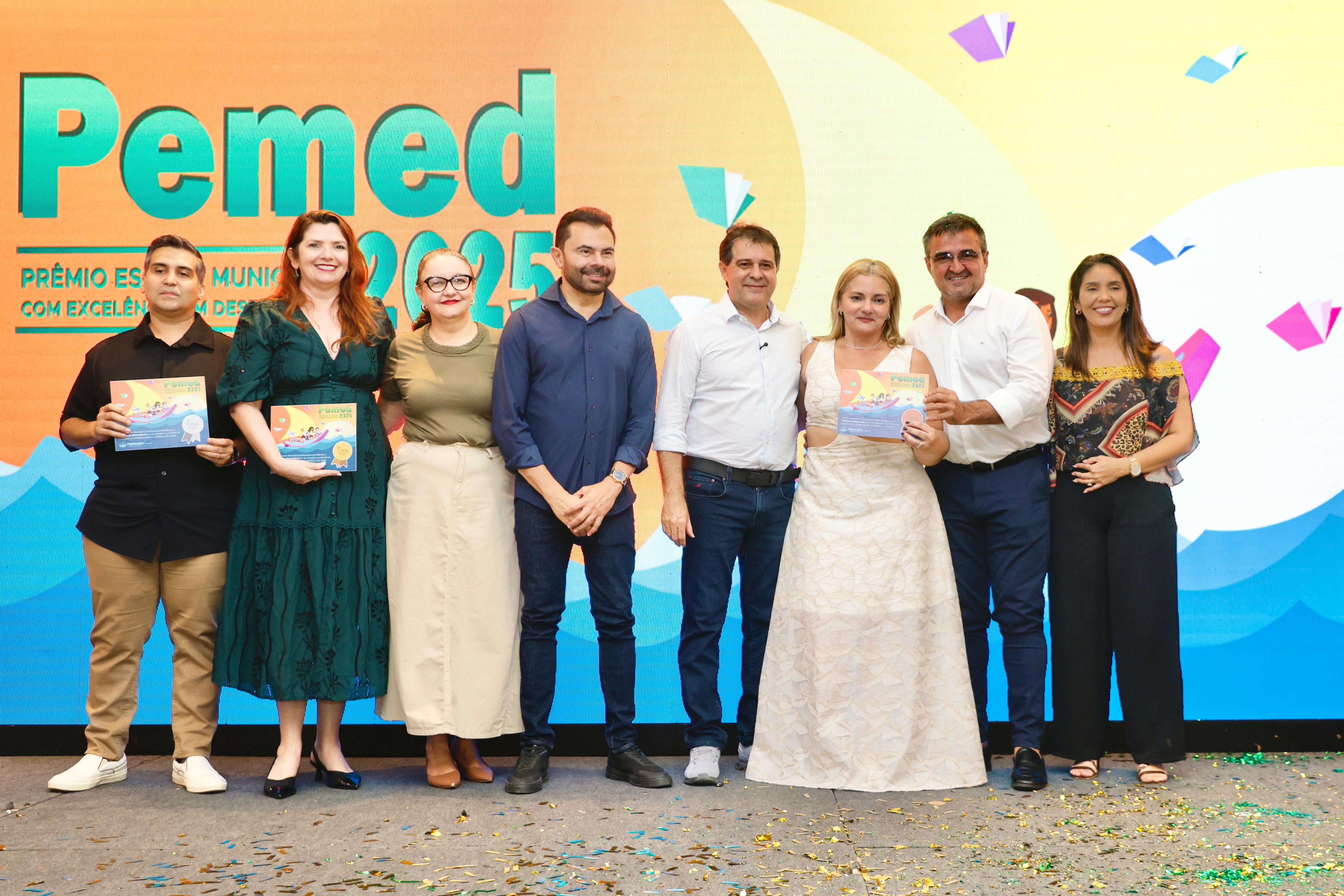 grupo de pessoas posa para a foto